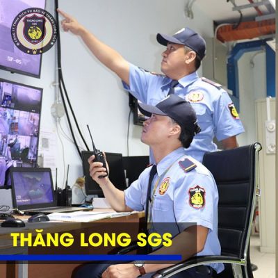 thông báo qua bộ đàm với nhân viên bảo vệ